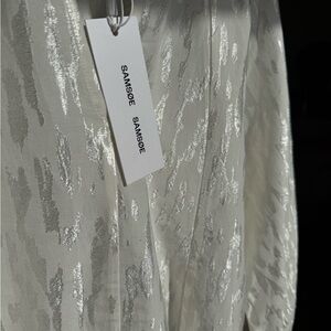 SAMSOE SAMSOE Elegant White Blouse with Silver Highlights